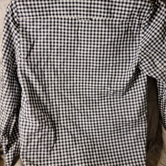 Gap shirt, the fitted boyfriend, is plad striped . Long sleeve size s Petite . - Picture 5 of 6